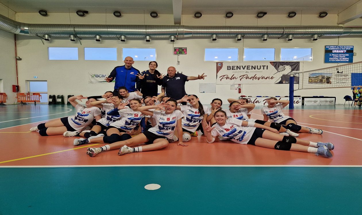 Squadra di pallavolo U13 femminile Amicizia Volley Orsa Cuti durante una partita del campionato NextGeneration