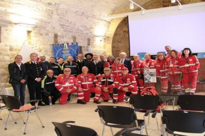 Convegno sulla Protezione Civile ad Acquaviva delle Fonti con rappresentanti ANCI Puglia, 36° Stormo e autorità locali durante la discussione sulle strategie di sicurezza comunitaria