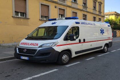 Barletta sotto shock: bimbo di quattro anni perde la vita cadendo dalla bici 5 Ambulanza 118 a Barletta. Tragico incidente: bimbo di 4 anni cade dalla bici. Servizio di emergenza, soccorso rapido.