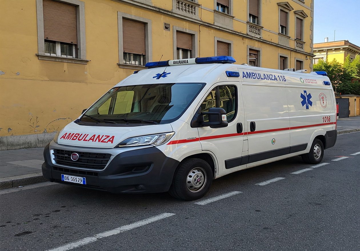 Barletta sotto shock: bimbo di quattro anni perde la vita cadendo dalla bici 1 Ambulanza 118 a Barletta. Tragico incidente: bimbo di 4 anni cade dalla bici. Servizio di emergenza, soccorso rapido.