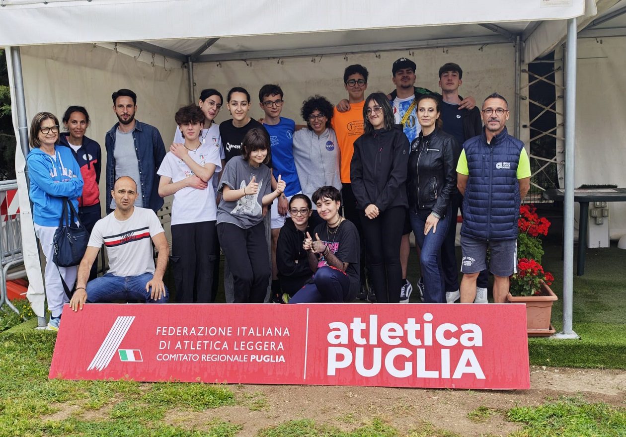 Gruppo di giudici gara FIDAL Puglia al corso provinciale. Atletica leggera e formazione in Puglia.