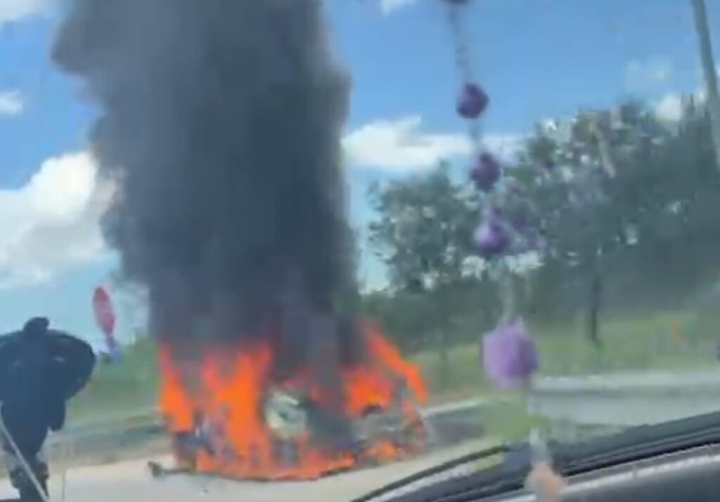 Auto in fiamme sulla SP Acquaviva-Santeramo 3 Auto in fiamme sulla SP Acquaviva-Santeramo