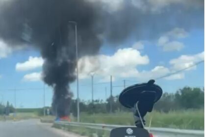 Auto in fiamme sulla SP Acquaviva-Santeramo 4 Incendio auto sulla SP Acquaviva-Santeramo. Fumo nero denso visibile in lontananza.
