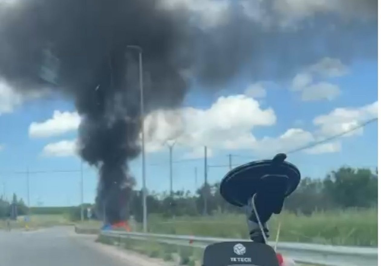 Auto in fiamme sulla SP Acquaviva-Santeramo 2 Incendio auto sulla SP Acquaviva-Santeramo. Fumo nero denso visibile in lontananza.