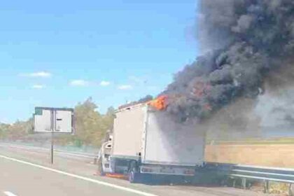 Incendio furgone sull'A14 a Foggia: Chiuso tratto verso San Severo, traffico deviato 1 La colonna di fumo nero causata dall’incendio del furgone sull’autostrada A14 a Foggia