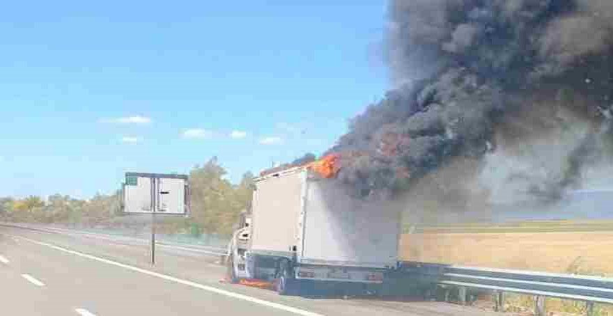 Incendio furgone sull'A14 a Foggia: Chiuso tratto verso San Severo, traffico deviato 2 La colonna di fumo nero causata dall’incendio del furgone sull’autostrada A14 a Foggia