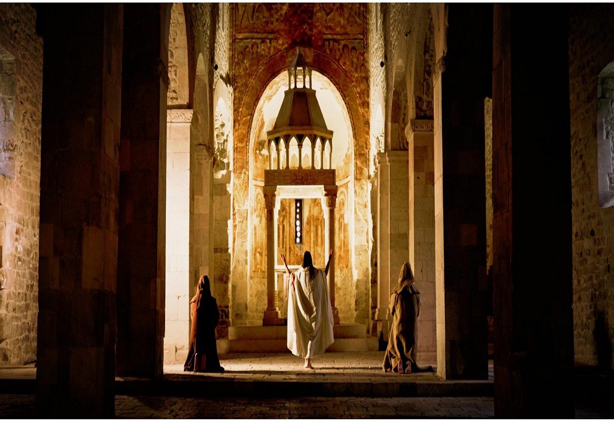 Cavalieri Templari: interno chiesa con figure incappucciate. Misteri e segreti svelati.