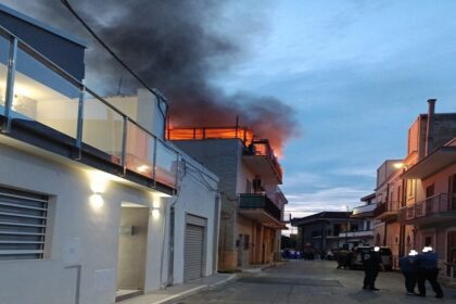 Vigili del Fuoco durante intervento incendio abitazione Via Redipuglia Cassano delle Murge