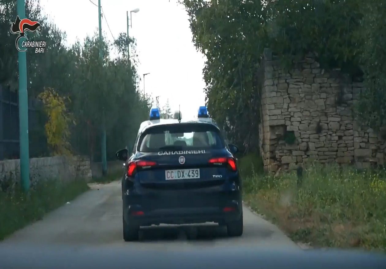 Bari: Auto dei Carabinieri in strada. Confisca ville e beni per 500 mila euro.