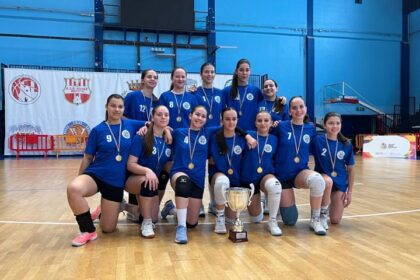 La squadra della Lucarelli festeggia la vittoria contro Lecce al Palapoli di Molfetta.