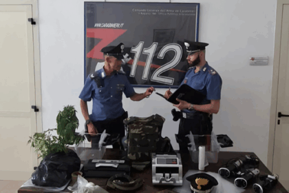 Carabinieri con sostanze stupefacenti, bilancini di precisione, giubbotto antiproiettile, zanne d'avorio e carapace di tartaruga Caretta Caretta sequestrati durante un arresto a Bari.