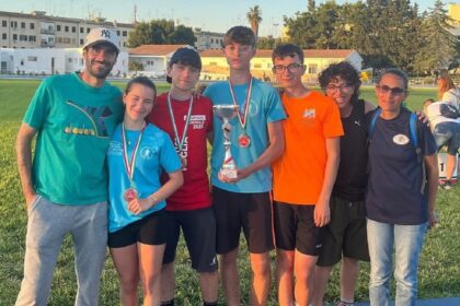 Atleti dell'Atletica Acquaviva mostrano le loro medaglie dopo aver vinto diversi campionati regionali di Prove Multiple.