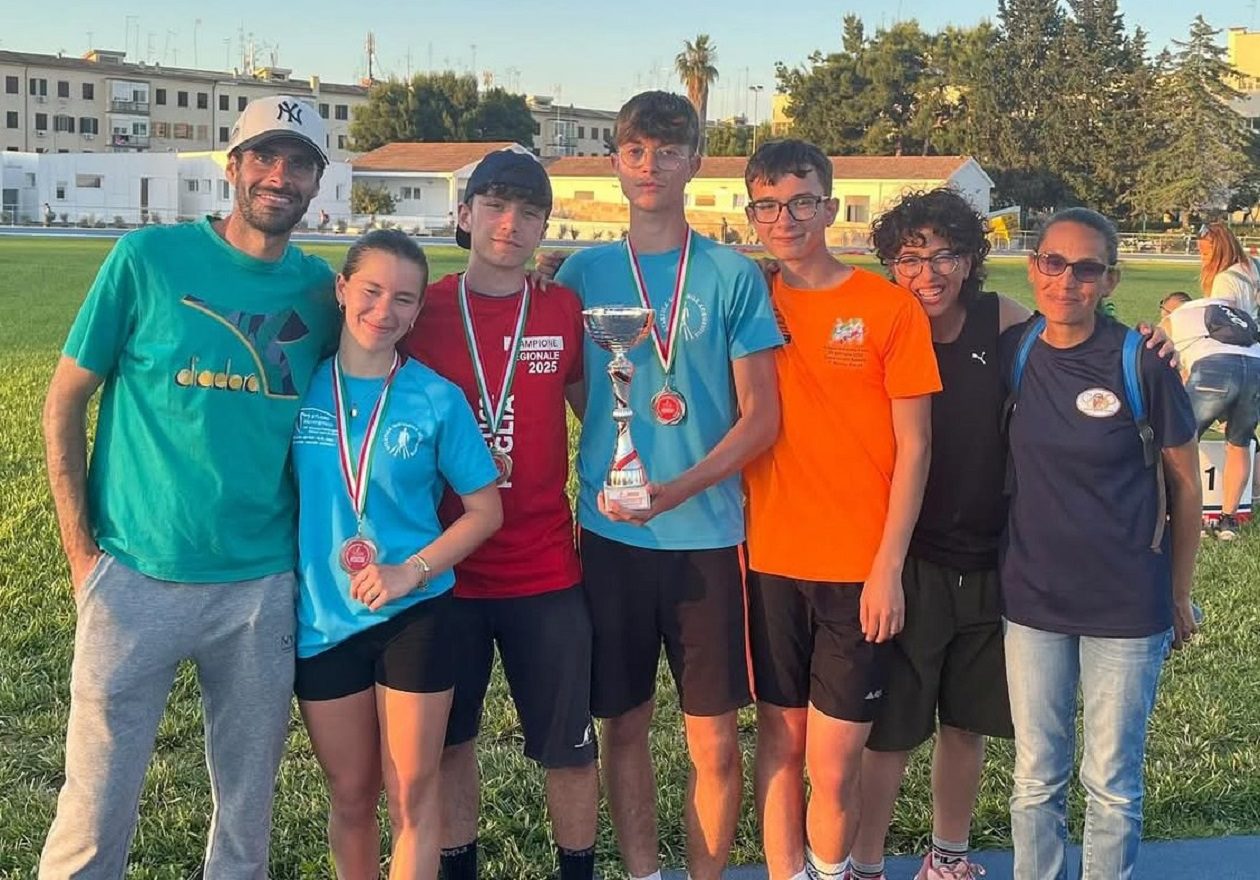 Atleti dell'Atletica Acquaviva mostrano le loro medaglie dopo aver vinto diversi campionati regionali di Prove Multiple.