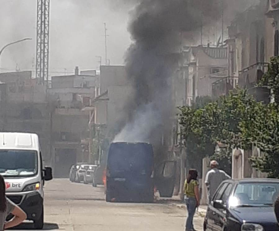 Incendio furgone Acquaviva delle Fonti San Domenico vigili del fuoco
