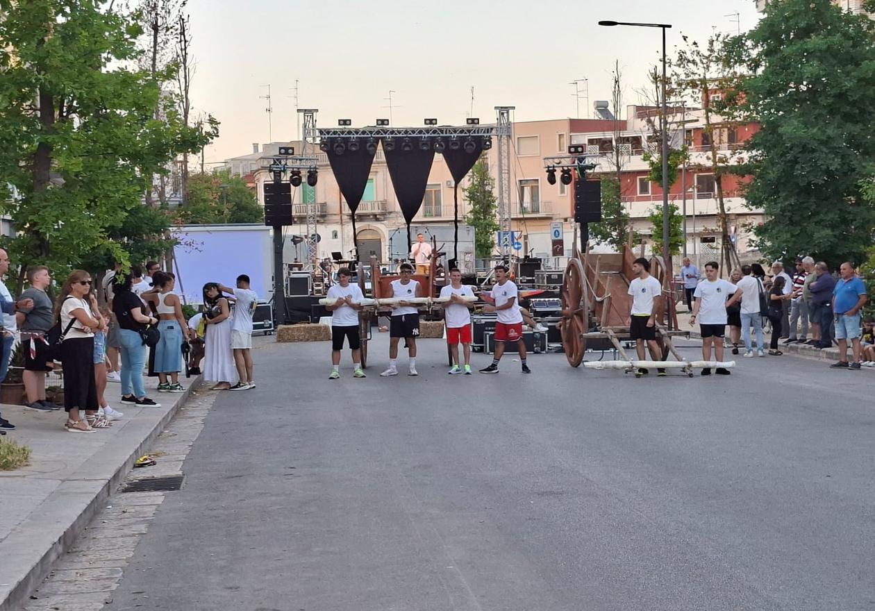 l carro della Contrada Salentino festeggia la vittoria al Palio del Traino 2024.