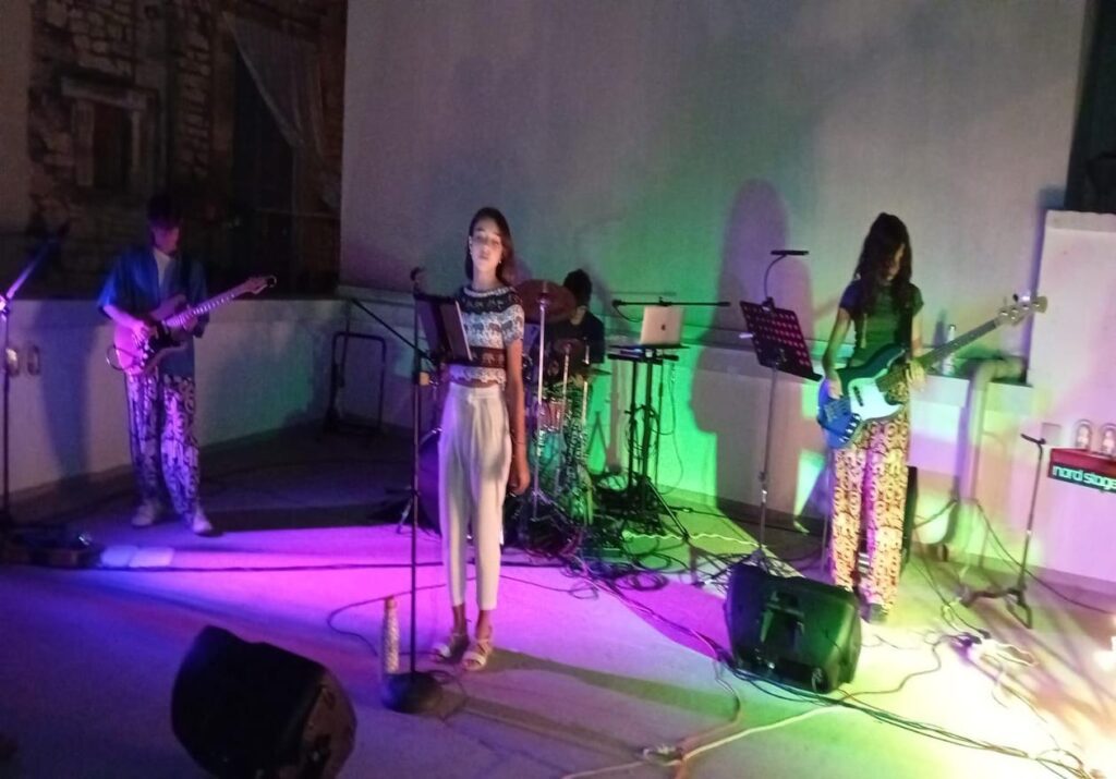 Band TAAC durante esibizione Bella Domanda