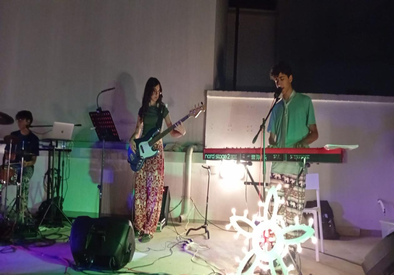 Band TAAC durante esibizione Bella Domanda