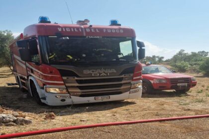 Vigili del Fuoco in azione durante l'incendio nella zona Collone di Acquaviva delle Fonti
