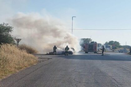 Una Citroën Picasso ha preso fuoco sulla SP 205 ad Acquaviva delle Fonti.