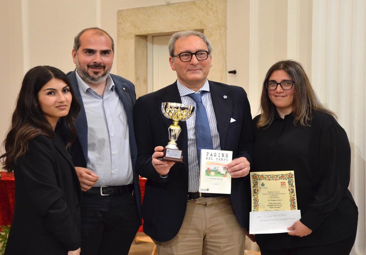 Giuseppe Milella poeta acquavivese riceve premio letteratura Bitetto 2025