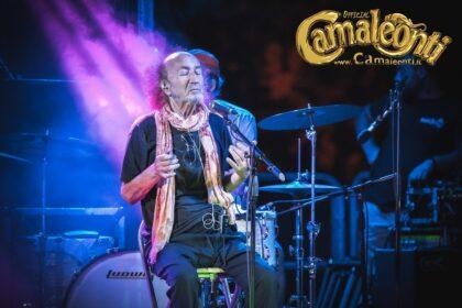 Addio a Livio Macchia dei Camaleonti: Se Ne Va un Protagonista del Beat Italiano 7 I Camaleonti con Livio Macchia durante un concerto