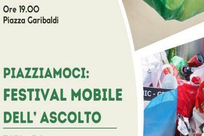 Locandina dell'evento Piazziamoci Festival Acquaviva TARI Rifiuti che mostra dettagli di data e luogo con sfondo di sacchi e rifiuti riciclabili, a indicare il tema dell'incontro e lo slogan "Piazziamoci: Festival Mobile dell'Ascolto".