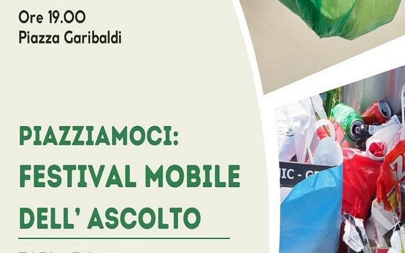 Locandina dell'evento Piazziamoci Festival Acquaviva TARI Rifiuti che mostra dettagli di data e luogo con sfondo di sacchi e rifiuti riciclabili, a indicare il tema dell'incontro e lo slogan "Piazziamoci: Festival Mobile dell'Ascolto".