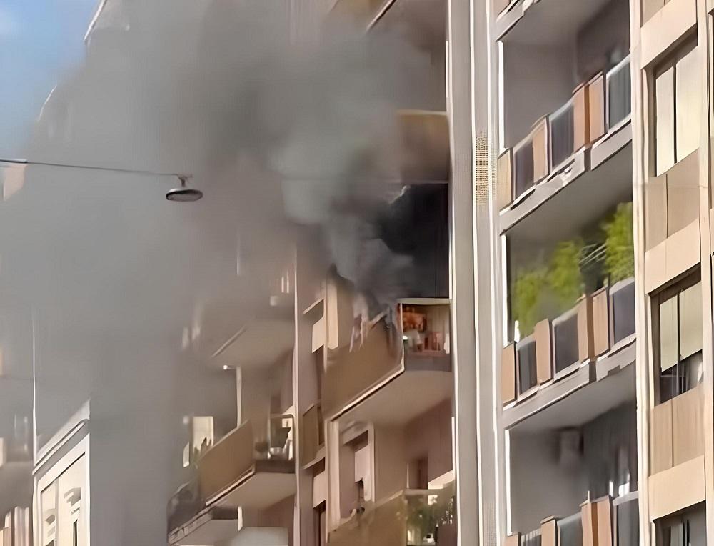 Incendio Via Argiro a Bari, fumo nero da balcone terzo piano