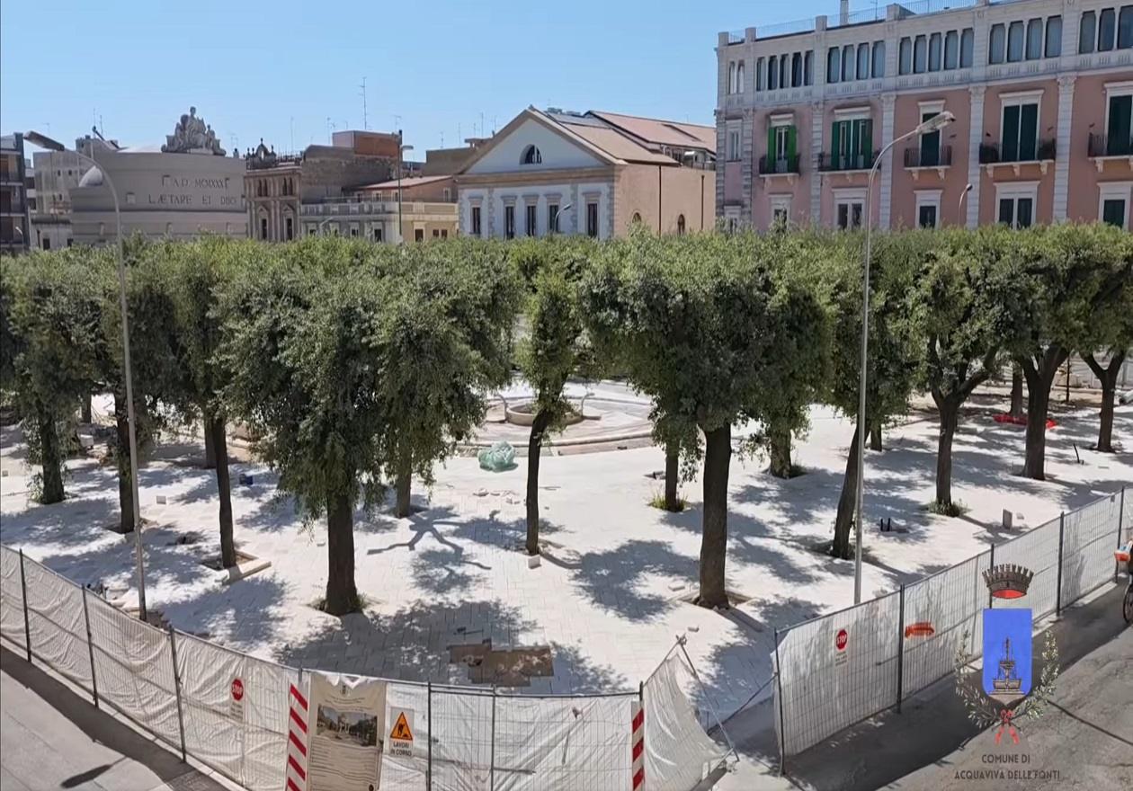 Piazza Vittorio Emanuele II Acquaviva. Lavori in corso