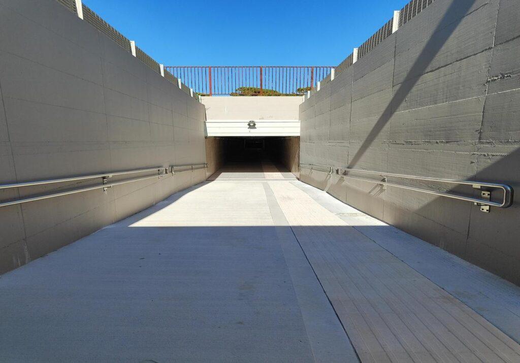 Ingresso del nuovo accesso al sottopasso della stazione di Gioia del Colle, situato su via Fratelli Capurso, con il nuovo parcheggio adiacente.