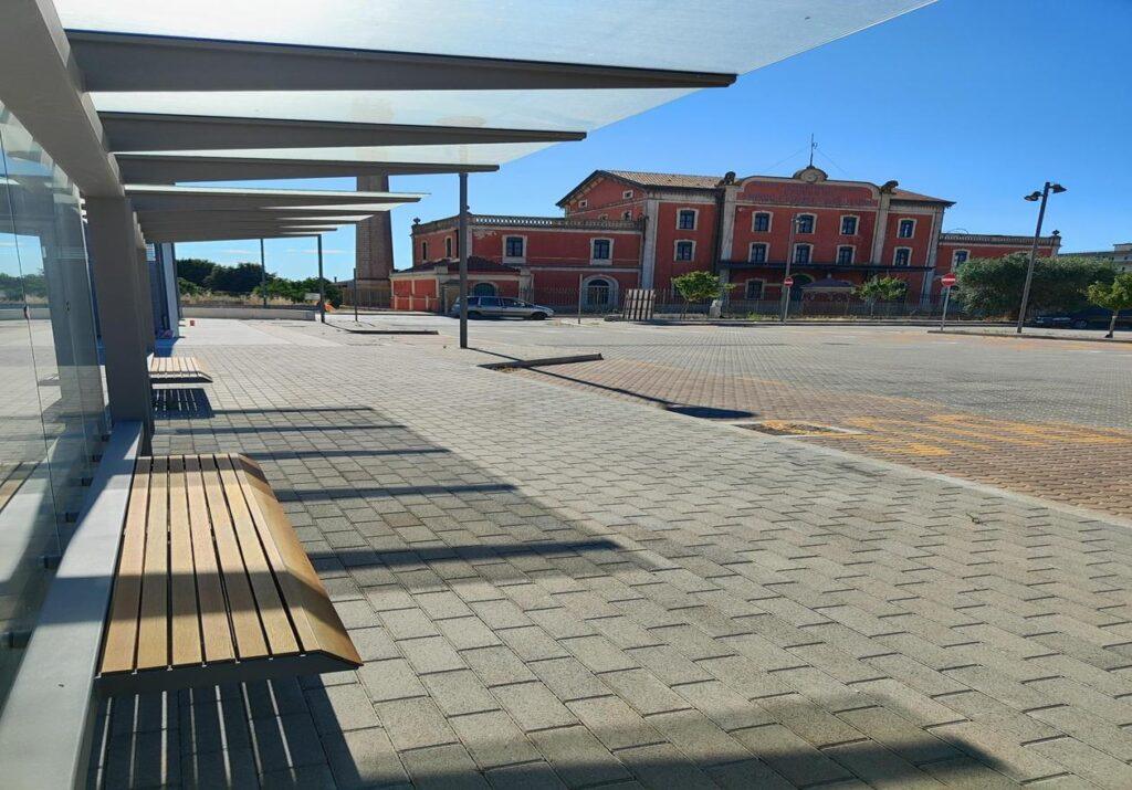 Ingresso del nuovo accesso al sottopasso della stazione di Gioia del Colle, situato su via Fratelli Capurso, con il nuovo parcheggio adiacente.