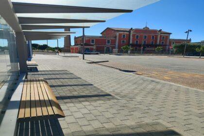 Ingresso del nuovo accesso al sottopasso della stazione di Gioia del Colle, situato su via Fratelli Capurso, con il nuovo parcheggio adiacente.