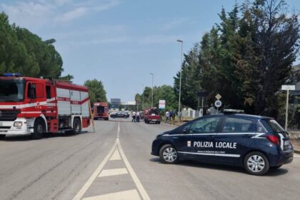Incendio alle sterpaglie nella zona industriale di Acquaviva delle Fonti. Intervento di Vigili del Fuoco, Polizia Locale e Carabinieri.