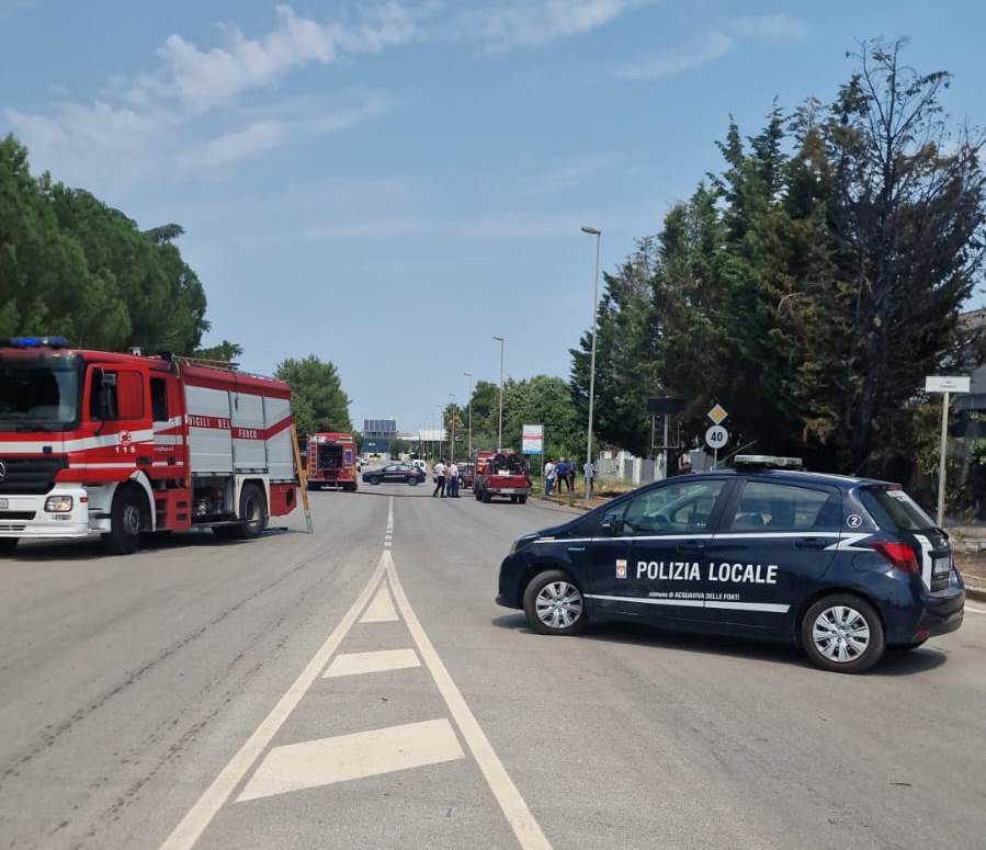 Incendio alle sterpaglie nella zona industriale di Acquaviva delle Fonti. Intervento di Vigili del Fuoco, Polizia Locale e Carabinieri.