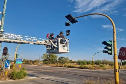 Vigili del Fuoco in azione su semaforo pericolante ad Acquaviva delle Fonti – agosto 2025
