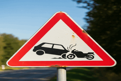 Incidente tra auto e moto