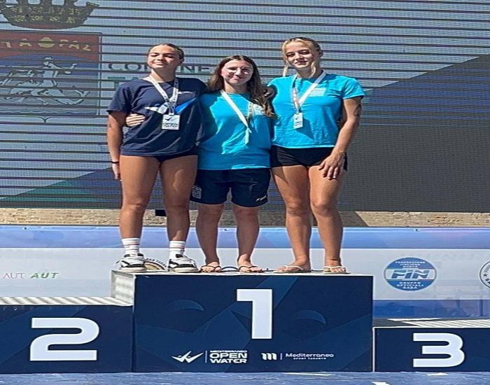 La nuotatrice Giorgia Santamaria sul gradino più alto del podio alla "Mediterraneo Open Water" di Taranto.