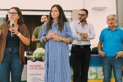 Rappresentazione visiva di un dibattito comunitario ad Acquaviva delle Fonti, con persone che interagiscono e ascoltano