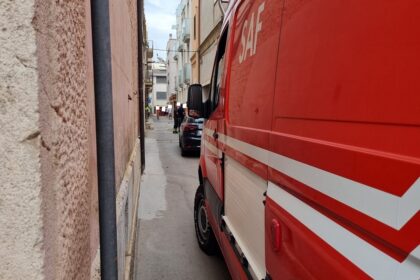 I soccorsi dei vigili del fuoco e del 118 in via Felice Dinielli per l'incidente sul lavoro ad Acquaviva.