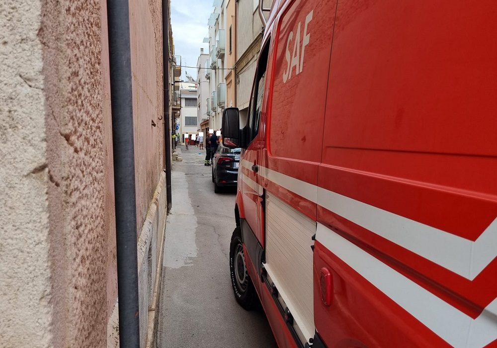 I soccorsi dei vigili del fuoco e del 118 in via Felice Dinielli per l'incidente sul lavoro ad Acquaviva.