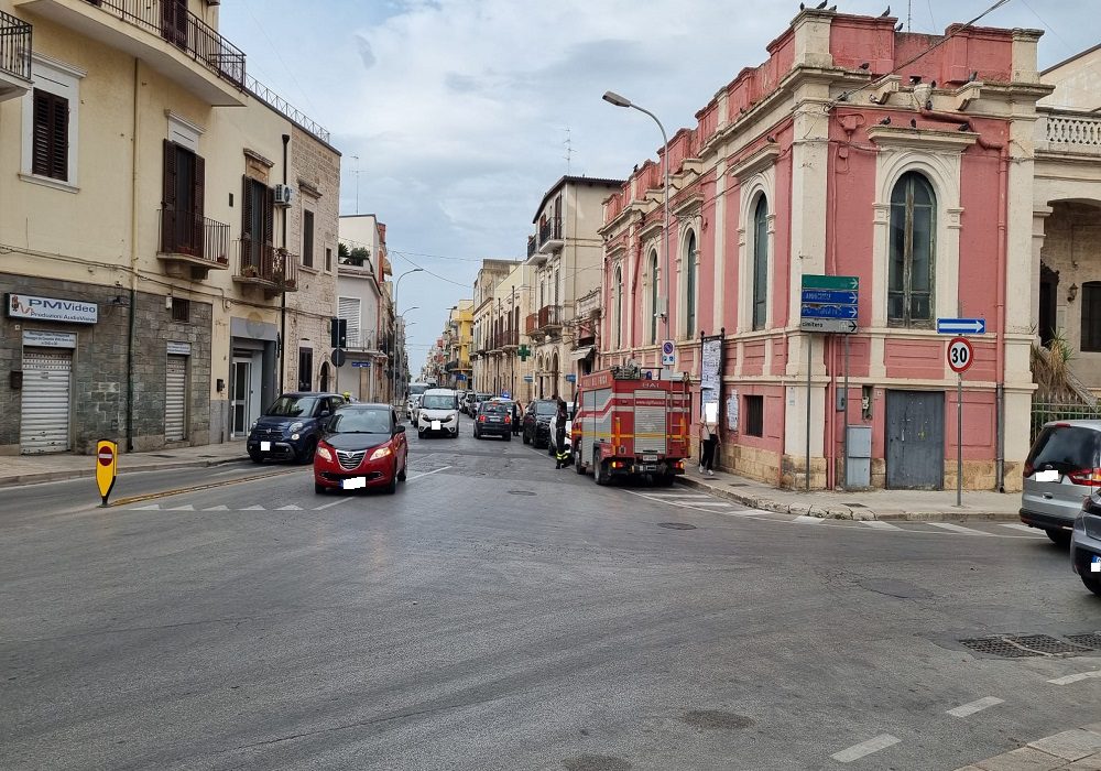 I soccorsi dei vigili del fuoco e del 118 in via Felice Dinielli per l'incidente sul lavoro ad Acquaviva.