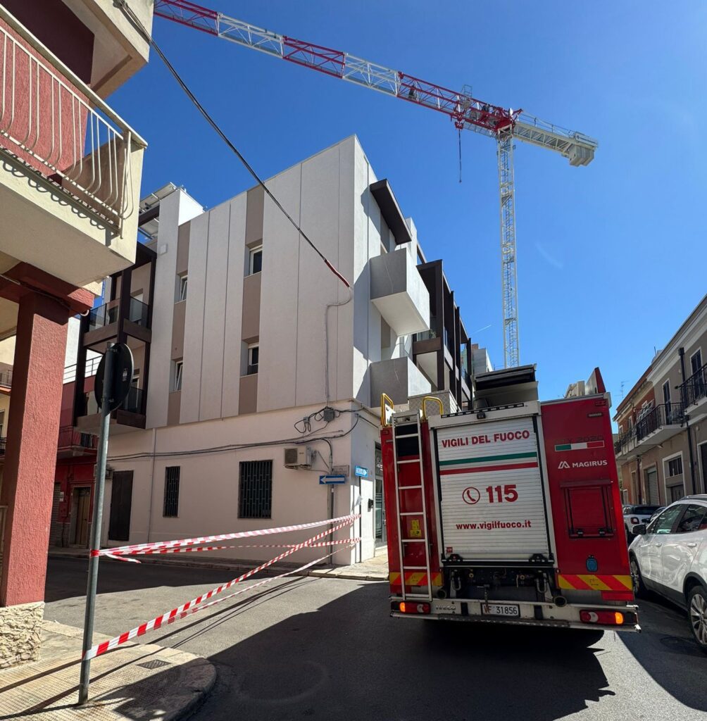 I Vigili del Fuoco al lavoro in via Francesco De Palma dopo la fuga di gas ad Acquaviva