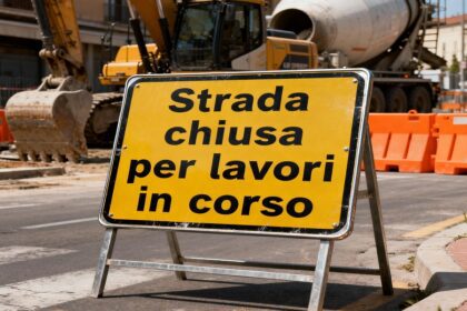 Viabilità ad Acquaviva, Disagi in 2 Vie: Chiusure Momentanee per Lavori 10 Segnaletica di deviazione per i disagi alla viabilità ad Acquaviva a causa di un cantiere edile.