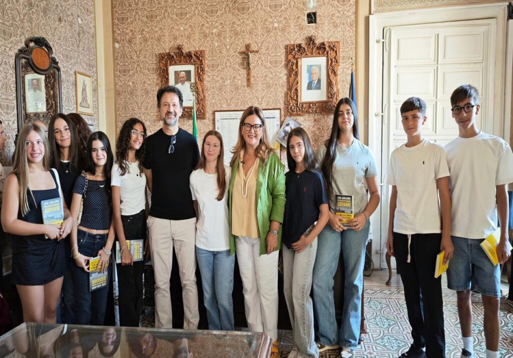 Cerimonia in Comune per gli studenti eccellenti di Acquaviva. L'amministrazione del sindaco Lenoci premia 14 ragazzi delle scuole Lucarelli e Giovanni XXIII con un libro sulla legalità.