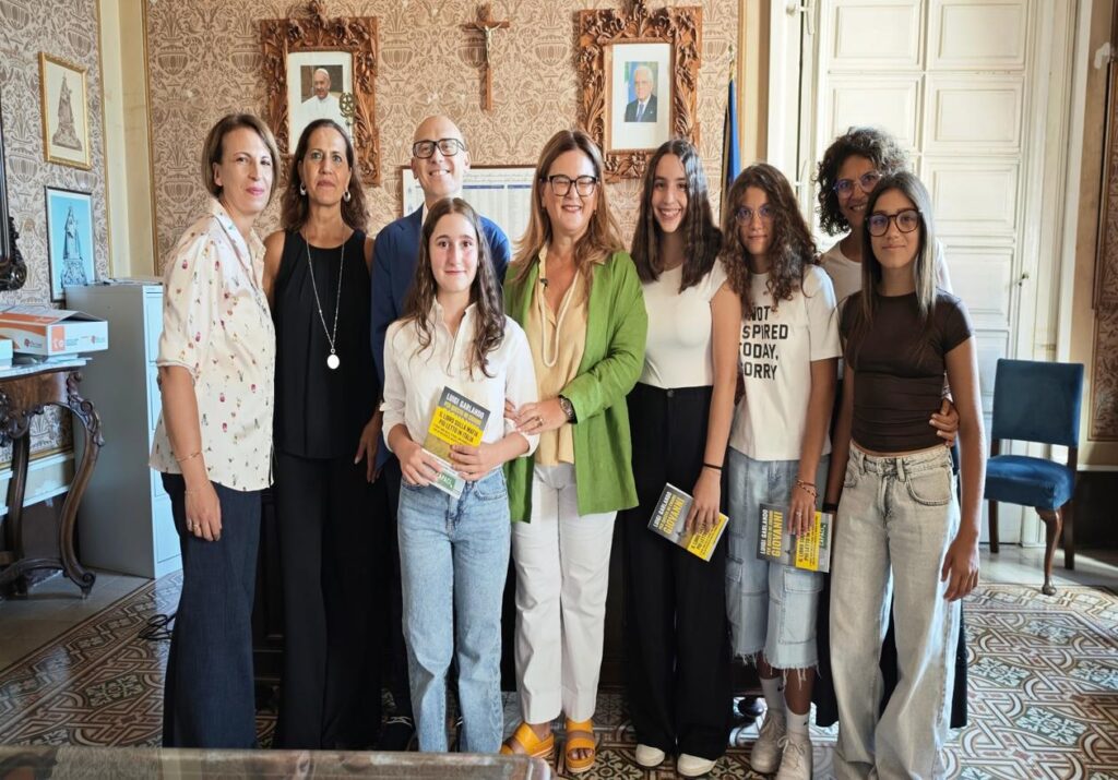 Cerimonia in Comune per gli studenti eccellenti di Acquaviva. L'amministrazione del sindaco Lenoci premia 14 ragazzi delle scuole Lucarelli e Giovanni XXIII con un libro sulla legalità.