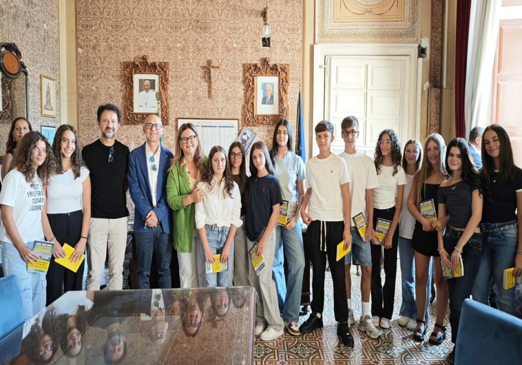 Cerimonia in Comune per gli studenti eccellenti di Acquaviva. L'amministrazione del sindaco Lenoci premia 14 ragazzi delle scuole Lucarelli e Giovanni XXIII con un libro sulla legalità.