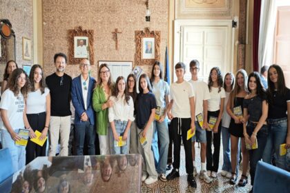 Cerimonia in Comune per gli studenti eccellenti di Acquaviva. L'amministrazione del sindaco Lenoci premia 14 ragazzi delle scuole Lucarelli e Giovanni XXIII con un libro sulla legalità.