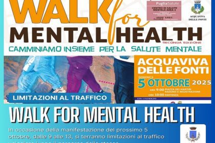 Partecipanti alla Walk for Mental Health Acquaviva lungo il percorso cittadino.