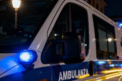 Ambulanza dei soccorsi sul luogo dell'incidente con anziano investito