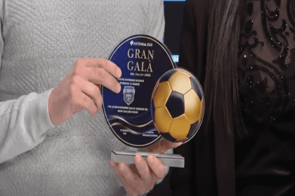Atletico Acquaviva: 3 segreti formidabili dietro il trionfo al Gran Galà 3 Premiazione dell'Atletico Acquaviva al Gran Galà del Calcio 2025: il momento della consegna del prestigioso riconoscimento per la visione societaria